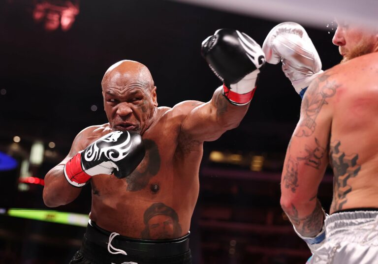 Les raisons surprenantes pour lesquelles Mike Tyson mord ses gants lors des combats : une habitude fascinante du boxeur.