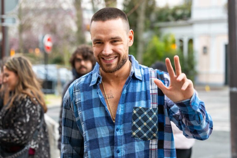 Liam Payne soutenu par ses proches lors d'une cérémonie funéraire intime en Angleterre.