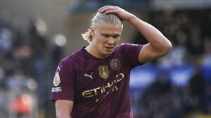 Loup 1-2 Man City : Analyse des Performances des Joueurs - Milieu de Terrain Dévoué, Attaquant Imprévisible et Défenseur Face à Haaland