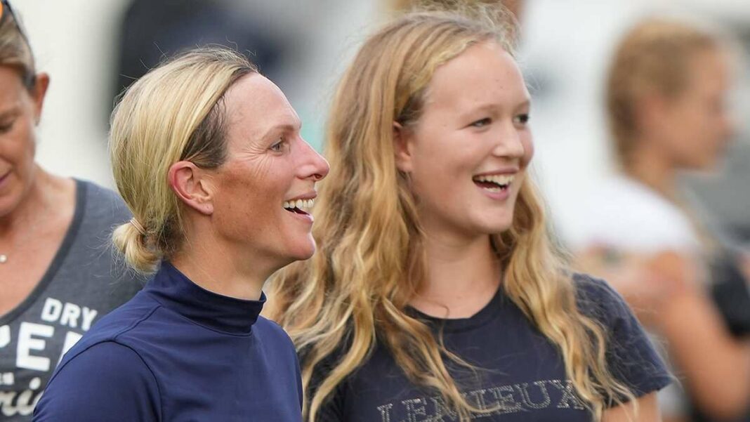 Savannah Phillips, 13 ans, se retrouve avec sa tante Zara Tindall et sa sœur Isla lors des Blenheim Horse Trials à Oxford.