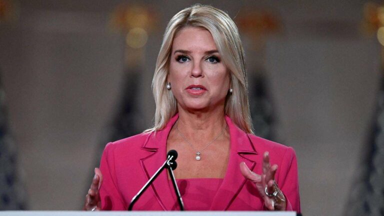 Trump désigne Pam Bondi comme nouvelle ministre de la Justice des États-Unis suite au départ de Gaetz.