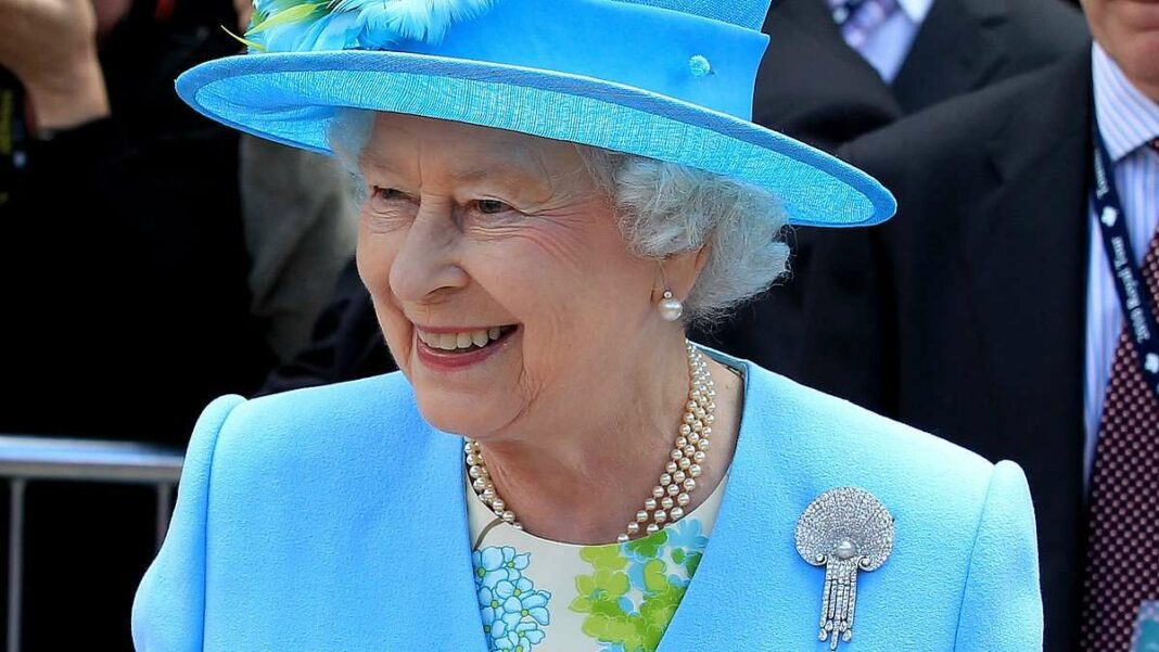 Les bijoux emblématiques de la reine Elizabeth : les boucles d'oreilles en diamant et les broches en perles adoptés par Camilla et Kate.