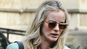 Cressida Bonas rend un poignant hommage à sa sœur Pandora Cooper-Key, décédée à 51 ans après 24 ans de lutte contre le cancer.