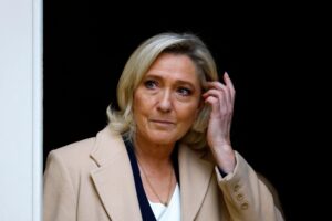 Marine Le Pen avertit d'un possible renversement du gouvernement français