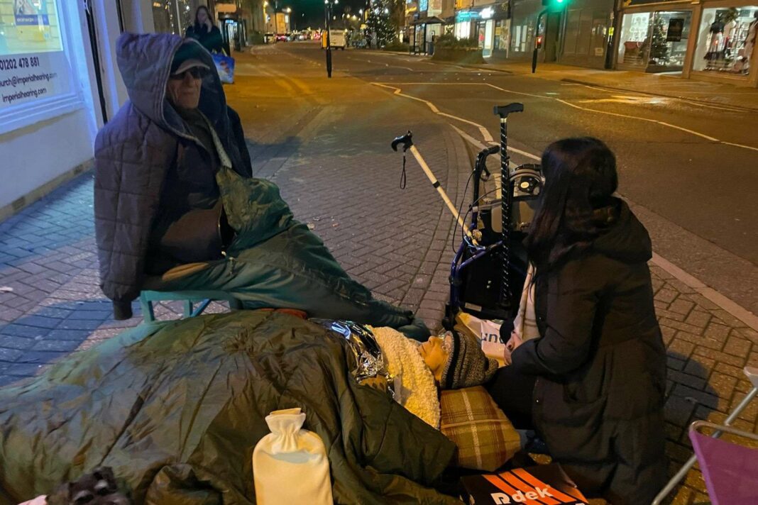 Une femme de 95 ans attend des heures sur le trottoir avec une hanche fracturée, le NHS la considérant comme « non prioritaire »