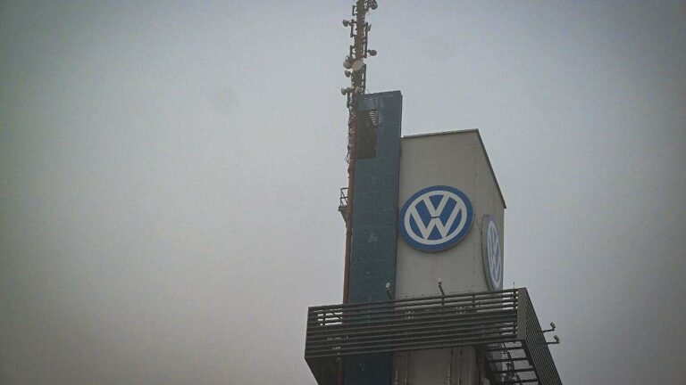 VW face à des grèves d'avertissement généralisées en raison de la suspension de la production