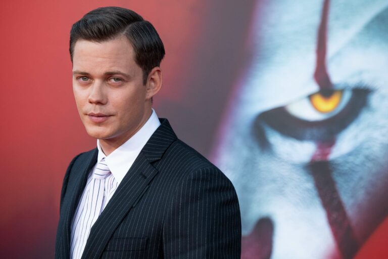 Bill Skarsgård s'exprime avec humour sur les prothèses de "Nosferatu" : "Qu'est-ce que c**?"