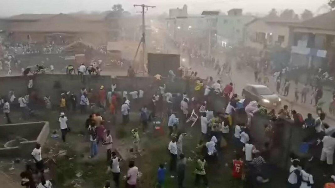 Utilisation de gaz lacrymogène au stade en Guinée : appel à la fédération pour des mesures urgentes