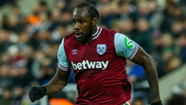 Michail Antonio de West Ham coincé dans sa Ferrari pendant 45 minutes après un grave accident, des détails sur ses blessures révélés.