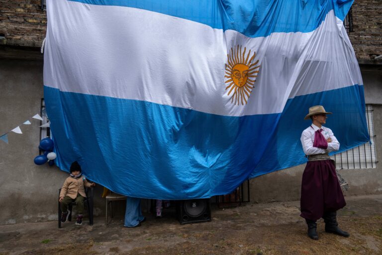 Milei en Argentine : Un an de changements soutenus par la population