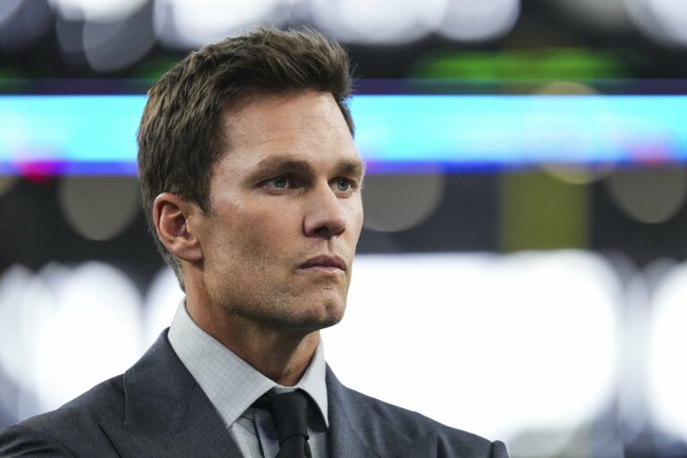 Tom Brady se décrit comme 'maladroit' avec les femmes et exprime sa solitude : une introspection sur son comportement