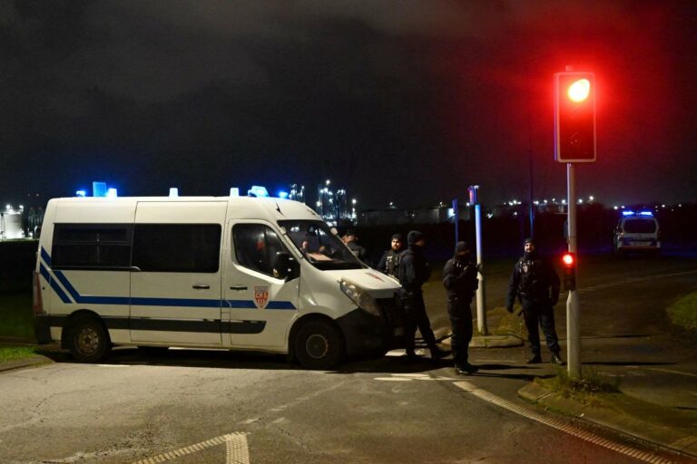 Un jeune agent de sécurité de 22 ans, connu sous le nom de 'l'ange de la mort', face à la réclusion à perpétuité pour une fusillade meurtrière dans un camp de migrants ayant coûté la vie à 5 personnes.