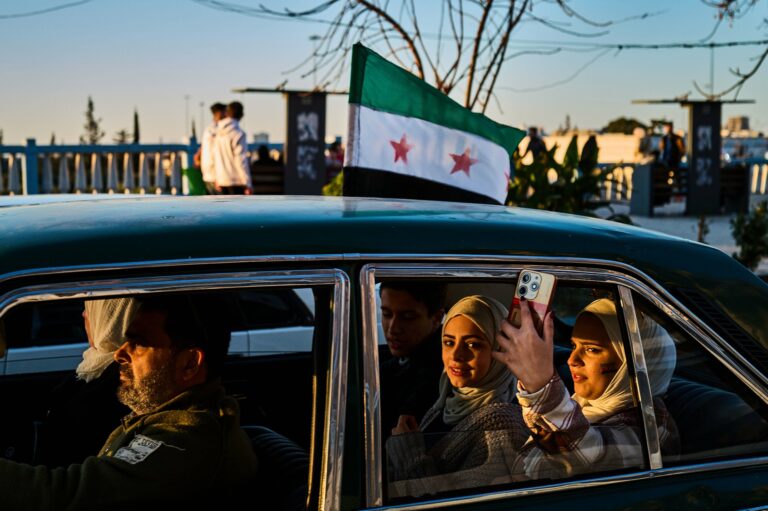 Titre : Inquiétudes des Alaouites après le coup d'État en Syrie : exploration de leurs terres natales et de leur avenir.