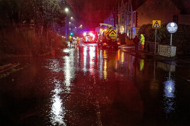 Des inondations soudaines touchent le Royaume-Uni avec un avertissement de « danger pour la vie » et des vents à 80 mph perturbant les départs de Noël