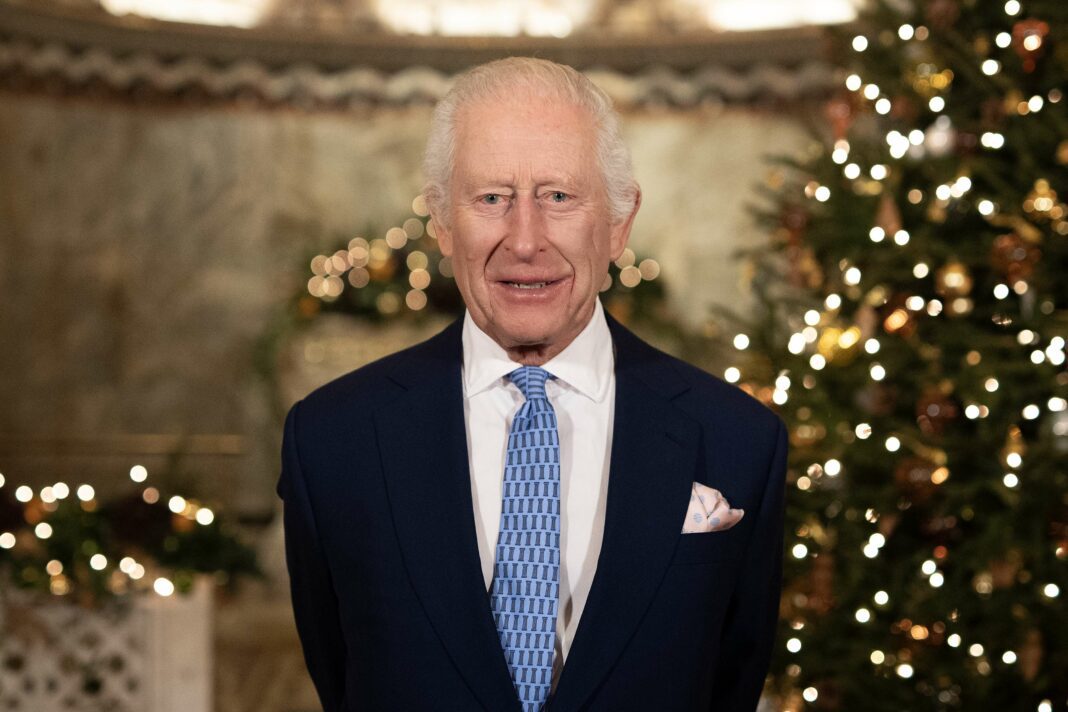 Le roi Charles choisit la chapelle de l'hôpital pour son discours de Noël, séduit par l'atmosphère du lieu.