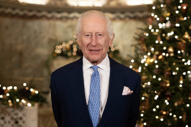 Le roi Charles choisit la chapelle de l'hôpital pour son discours de Noël, séduit par l'atmosphère du lieu.