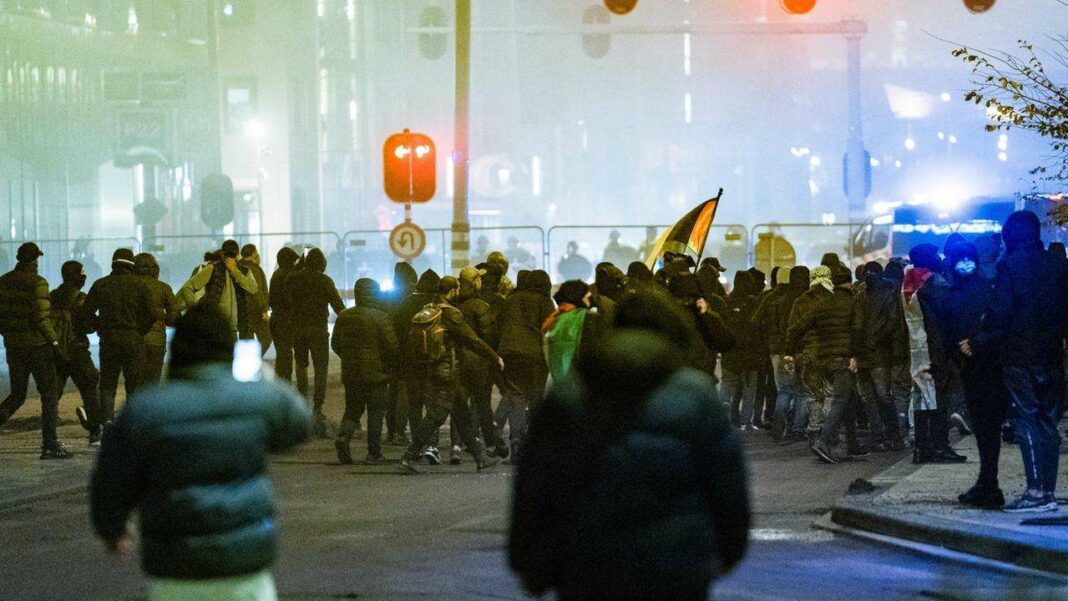 Titres de l'après-match à Amsterdam : Réactions face à la violence envers les supporters israéliens