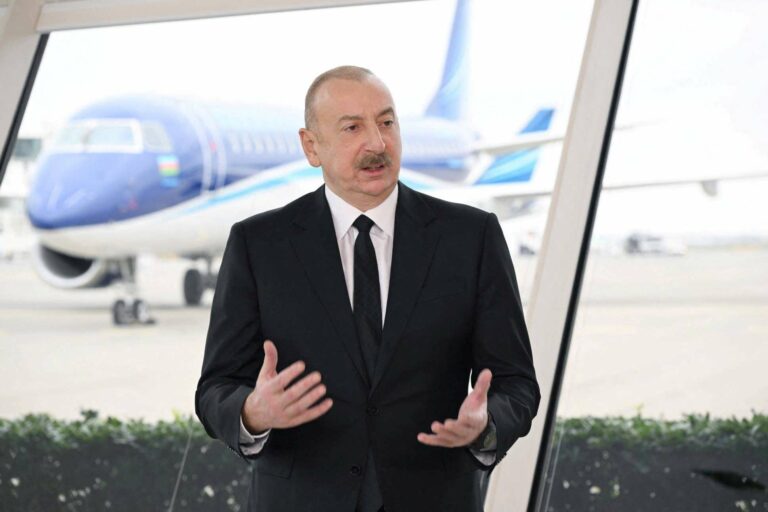 Aliyev accuse Poutine d'avoir abattu un avion de passagers et de tenter de dissimuler l'incident