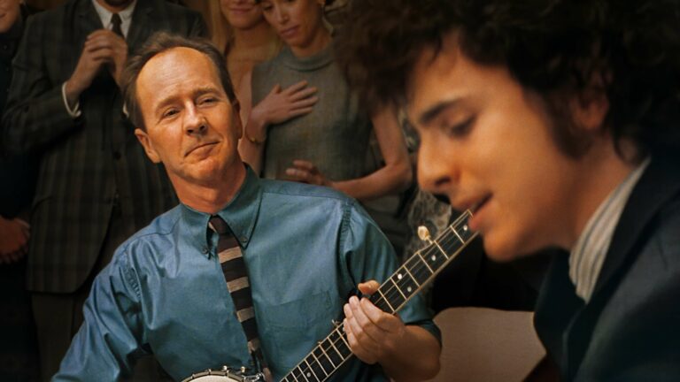 Edward Norton évoque son rôle de légende folklorique et le contraste avec le héros dans 'A Complete Unknown' : l'intégrité de Pete Seeger et Dylan coexistent sans jugement