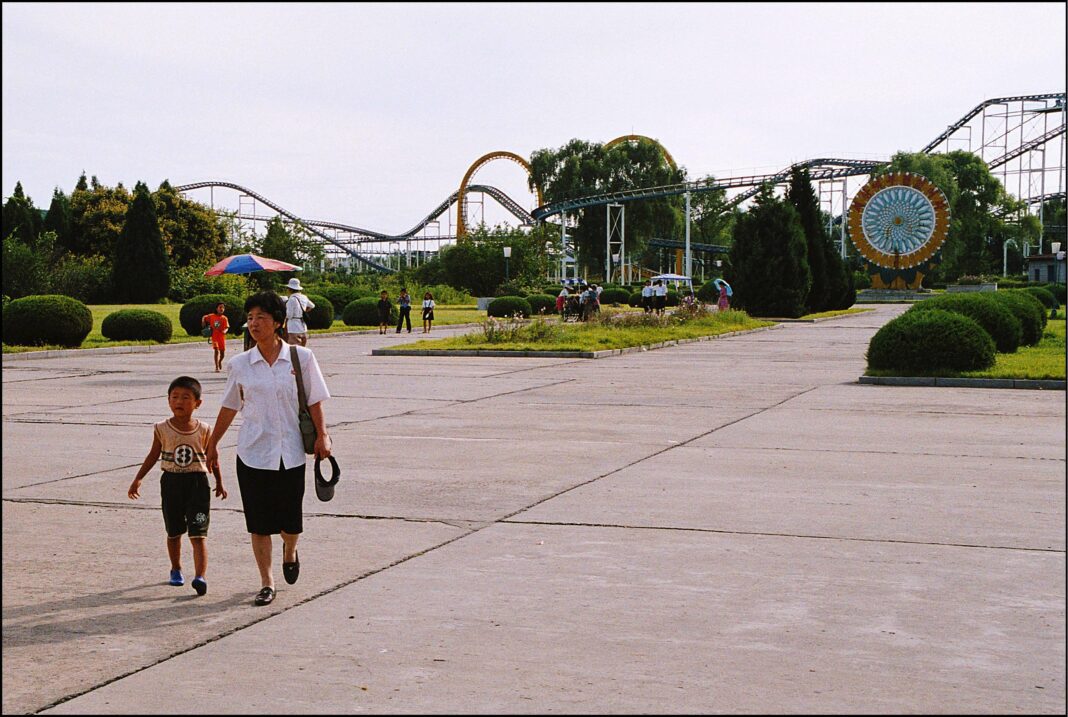 Les projets les plus catastrophiques de Kim Jong-un : parc d'attractions 'Deathtrap', esclavage au ski et ville ravagée par des bâtisseurs cow-boys.