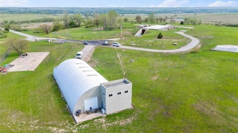 Transformez un silo de missile désaffecté en un garage unique et tendance.