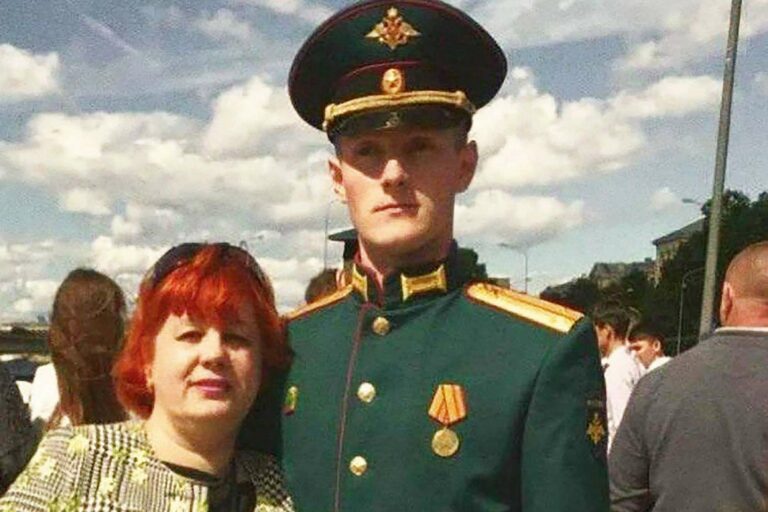 Une attaque ukrainienne de représailles met en péril la vie d'un commandant russe de 29 ans responsable de la mort de 59 personnes dans une attaque de café.