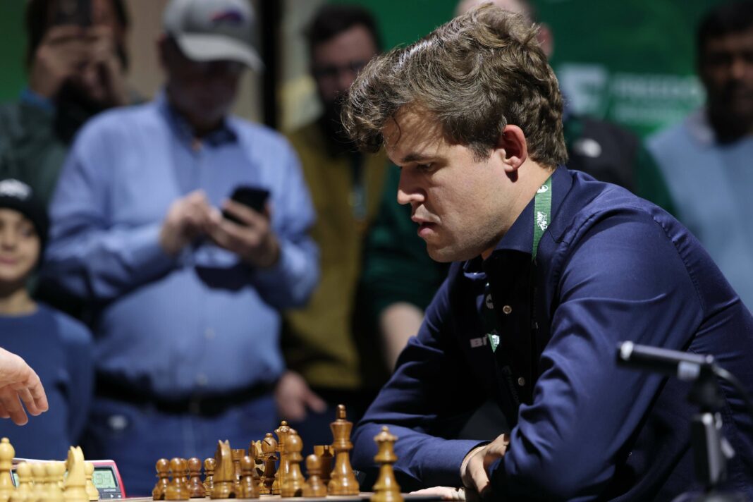 Exclusion pour ses jeans : la polémique autour de Magnus Carlsen au championnat du monde d'échecs rapides et ses deux champions du monde