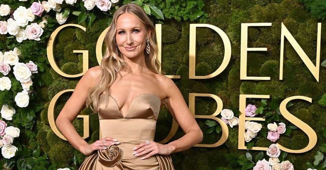 Stanley Tucci réagit avec une grimace aux blagues de Nikki Glaser sur ses 'Freak Offs' inspirés de Sean 'Diddy' Combs aux Golden Globes 2025