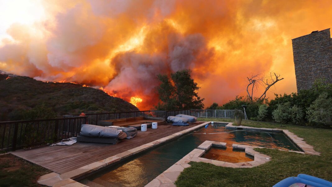 Un vent inhabituel à Los Angeles provoque des feux de forêt à Pacific Palisades.