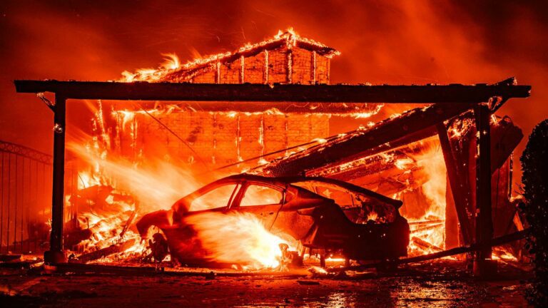 Cinq victimes dans les incendies de Los Angeles, les plus dévastateurs jamais enregistrés, ravageant plus de 1 000 bâtiments après leur origine dans un jardin