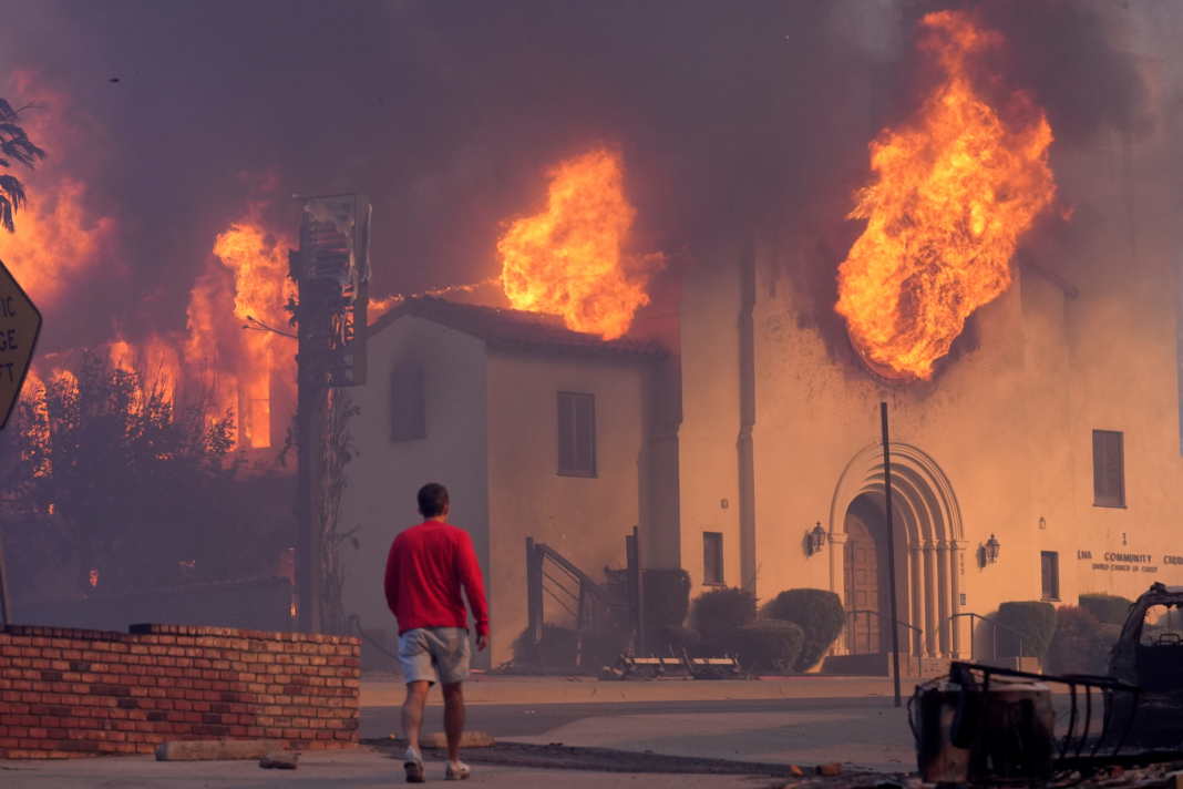 Les résidents californiens refusent d'évacuer face aux incendies de forêt en raison des pillages : une situation digne du Far West