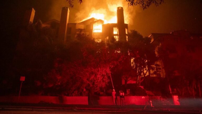 La scène musicale de Los Angeles s'unit pour soutenir les sinistrés des incendies de forêt.