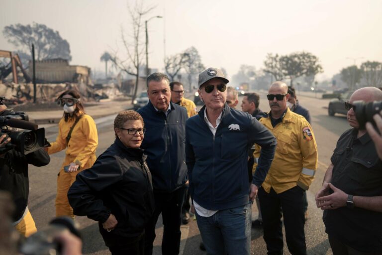 Karen Bass dément avoir licencié le chef des pompiers de Los Angeles : 'C'est inexact'