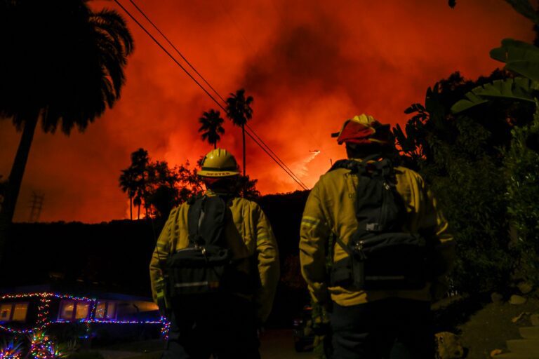 Les millionnaires de Los Angeles embauchent des pompiers privés à 2 000 dollars de l'heure, provoquant une controverse.