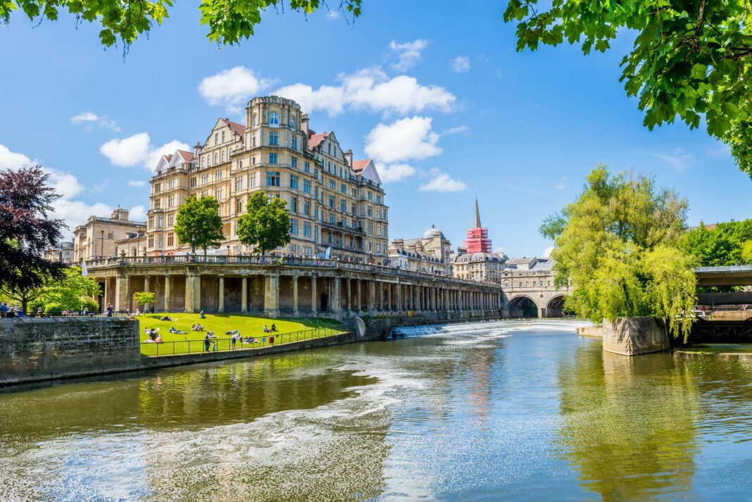 Titre : La ville britannique élue meilleure destination mondiale : notre ras-le-bol face aux enterrements de vie de jeune fille et aux touristes ivres dans les rues.