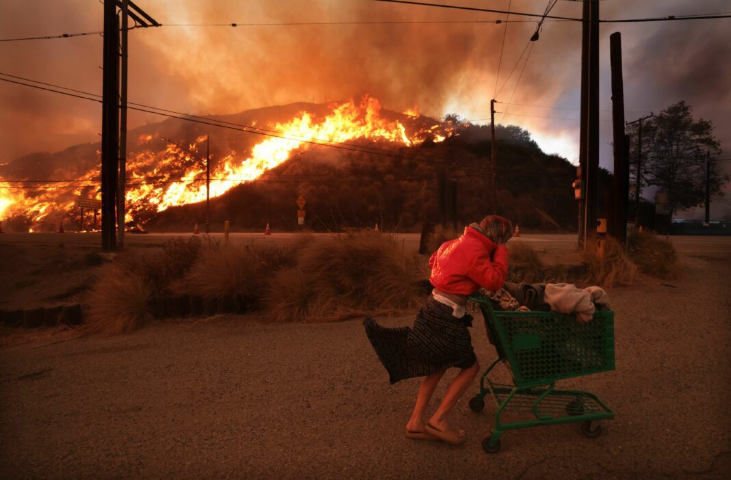 Augmentation des décès à Los Angeles : les pompiers se préparent à affronter des vents violents et des incendies dévastateurs