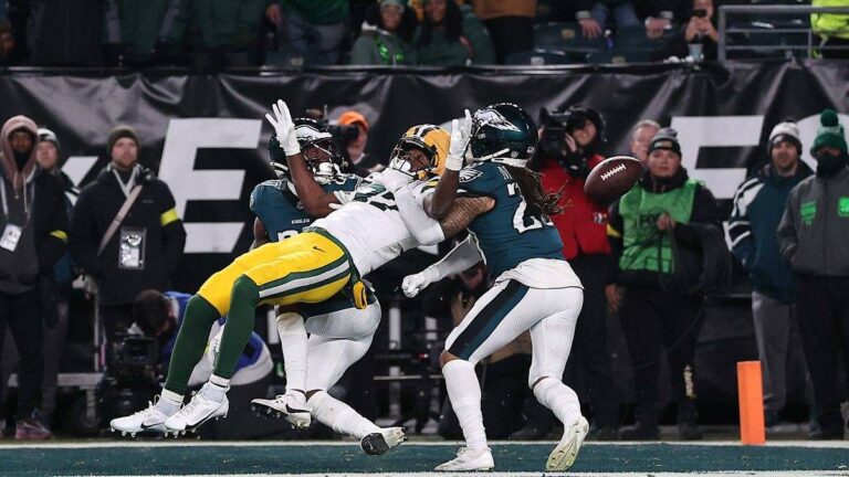 Les Eagles en pleine lecture durant le match : Playoffs NFL, un affrontement rêvé, succès monumental et blessures en série - n-tv.de