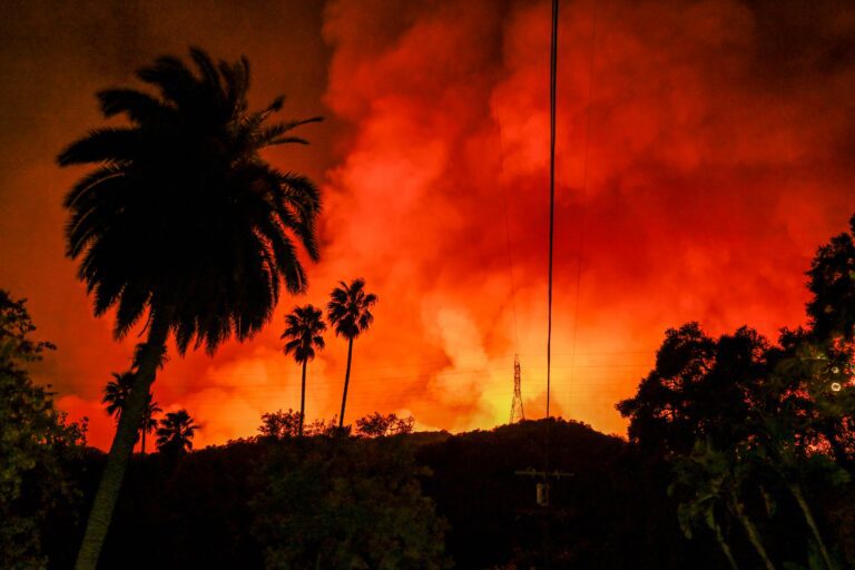 Incendie de Los Angeles : Les feux d'artifice seraient à l'origine de la tragédie qui a fait 24 victimes dans le quartier des célébrités.