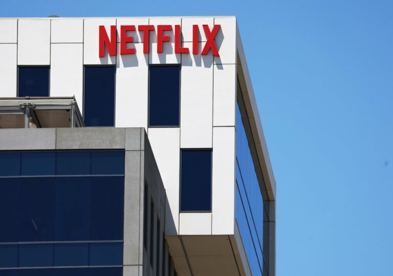 Netflix s'engage à investir 10 millions de dollars pour soutenir les victimes des incendies de forêt à Los Angeles.