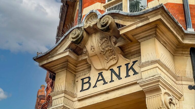 Une grande banque britannique avec 400 agences et 14 millions de clients pourrait quitter le Royaume-Uni, un nouveau revers pour le secteur.