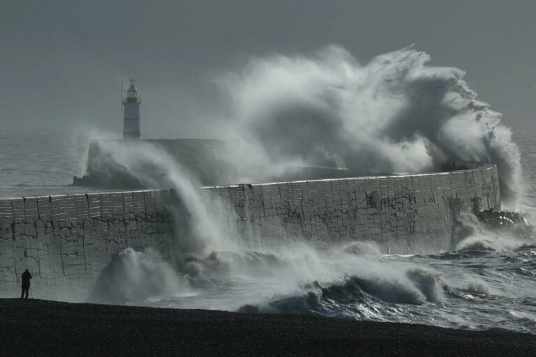 Alerte météo au Royaume-Uni : le Met Office prédit une tempête dévastatrice avec des rafales atteignant 80 mph ce week-end