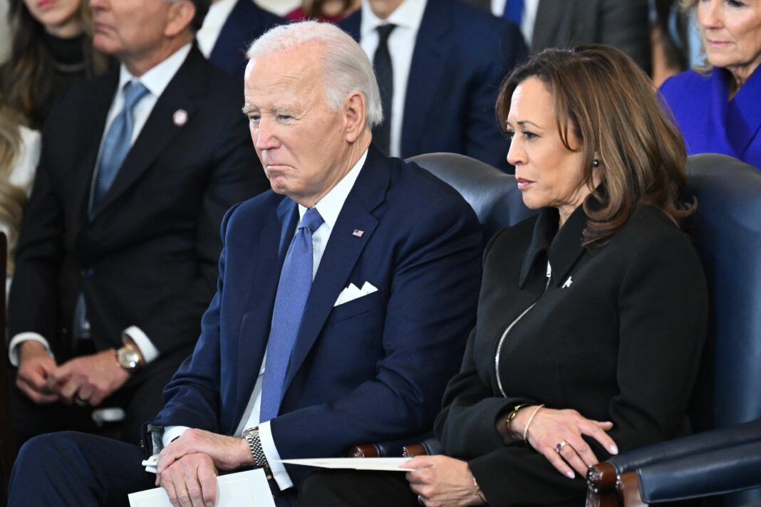 Titre : Les indices de colère de Biden et Harris décryptés par un spécialiste en langage corporel face à Trump, le 'boxeur' qui brise leurs espoirs en un rien de temps.