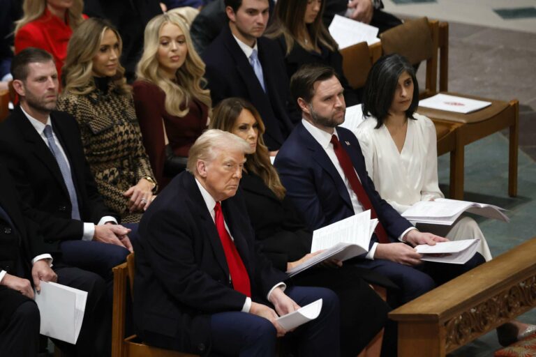 Trump face à des questions sur l'immigration et les enfants transgenres lors d'une visite à la cathédrale