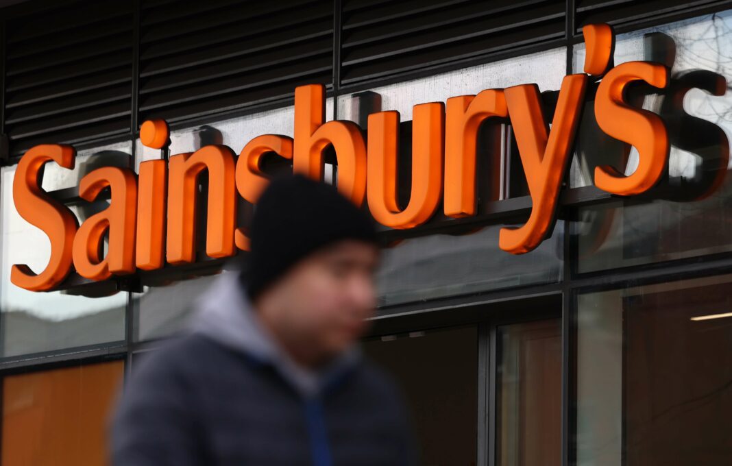 Sainsbury's annonce une transformation significative dans ses supermarchés avec la suppression de 3 000 postes.