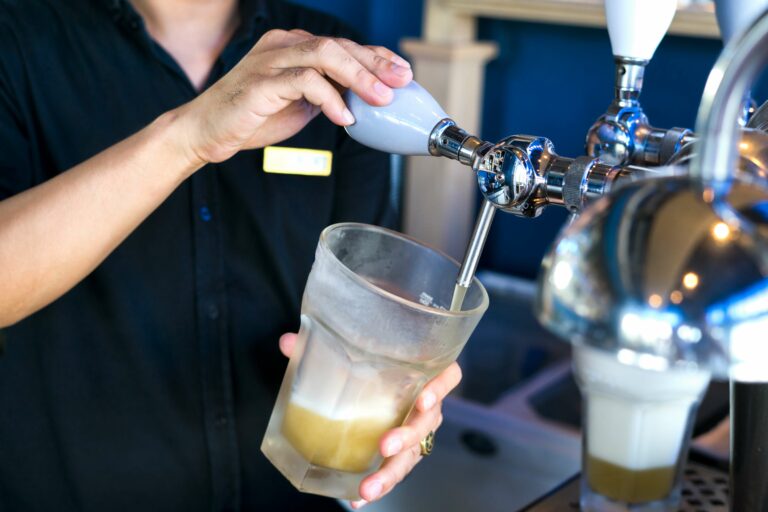 Augmentation des prix de l'alcool dans les bars et supermarchés : les nouvelles réglementations en cause