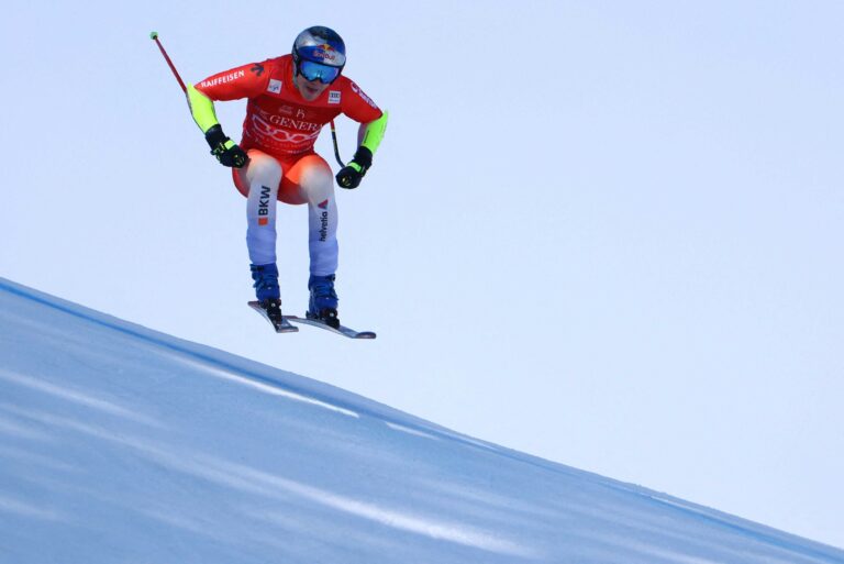 Festival Odermatt à Kitzbühel : Le skieur suisse triomphe en Super-G et vise désormais le prestigieux titre de descendeur.