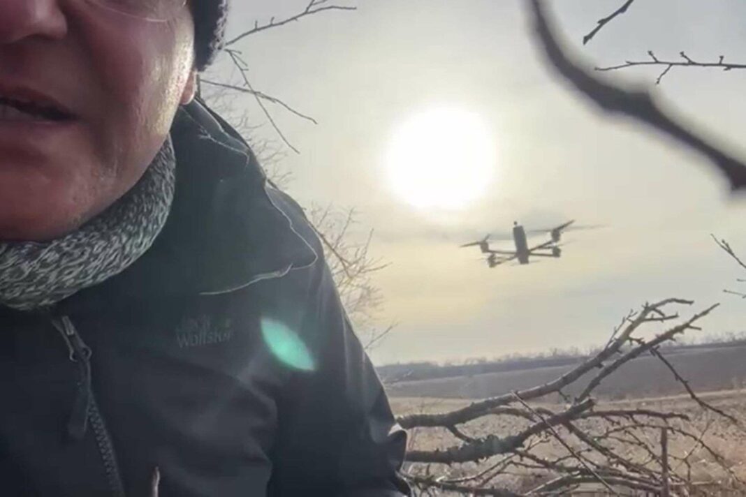 Titre : Un reporter du Sun pris pour cible par un drone ukrainien : un pilote dépassé par le nombre de Russes abattus