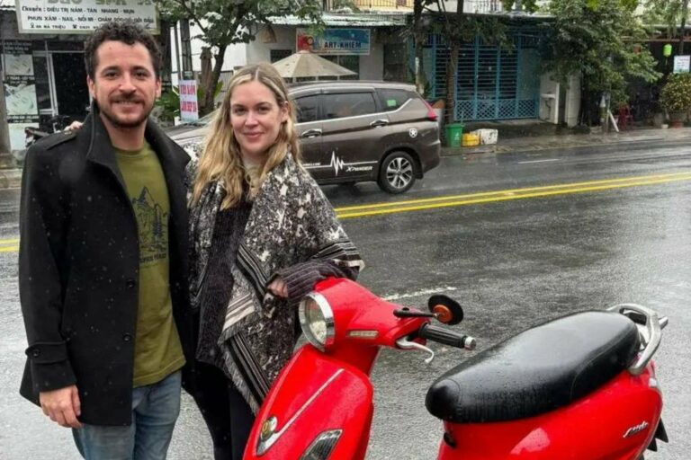 Titre : La dernière image poignante de Greta Otteson et son fiancé avec leur scooter rouge au Vietnam avant leur tragique empoisonnement au limoncello