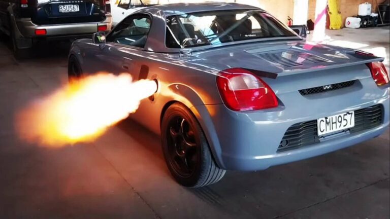 Un ingénieur audacieux transforme une Toyota MR2 Turbo V6 en un bolide crachant des flammes.