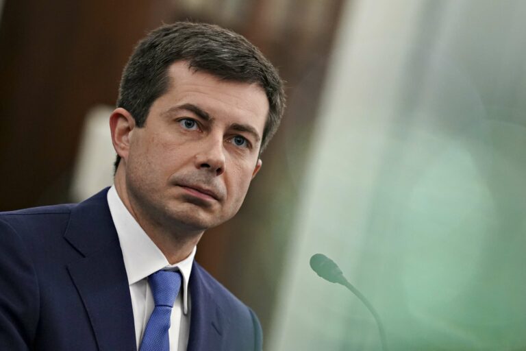 Pete Buttigieg réagit aux commentaires de Trump sur l'accident d'avion : une réponse jugée odieuse